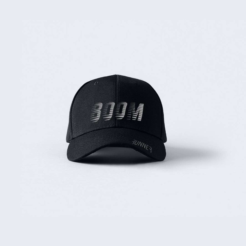 This sport face cap has a print of "800M" on the front and "RUNNER" on the brim. It has a curved brim, a moisture-wicking sweatband, and an adjustable strap closure.  